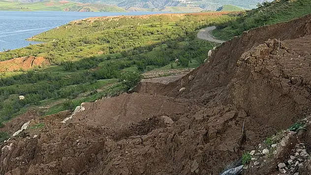 Siirt Kurtalan'da Heyelan: Köy Yolu Kapandı, Fıstık Bahçeleri Zarar Gördü
