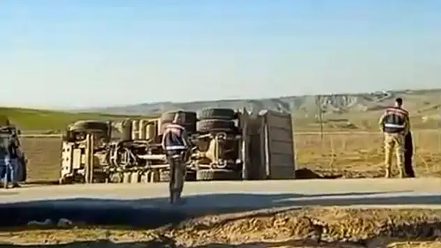 Siirt Kurtalan'da Kamyon Devrildi: Sürücü Yaralandı