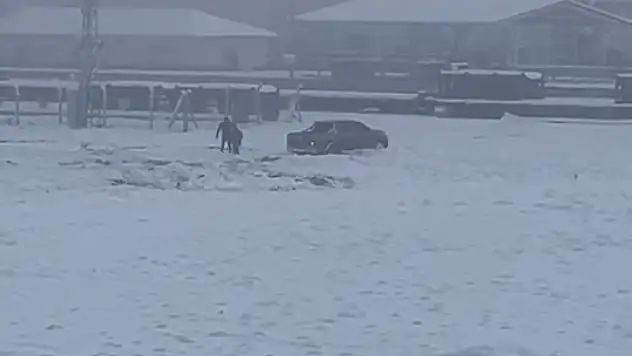 Siirt Kurtalan'da kar üzerinde önce drift yaptı sonra kara saplandı