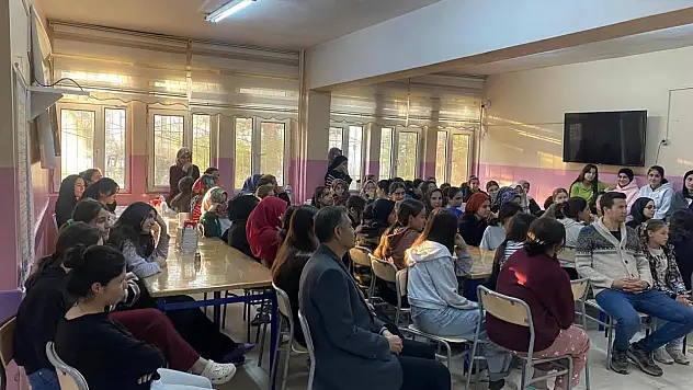 Siirt Kurtalan'da öğrenciler ve veliler iftar programında buluştu