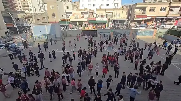 Siirt Kurtalan'da öğrencilerden 'Kabenin Yolları'na hep bir ağızdan eşlik