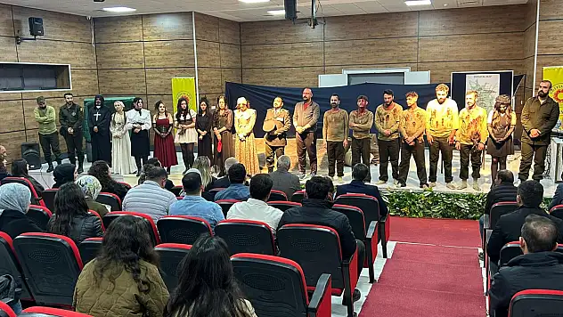 Siirt Kurtalan'da 'Ölüleri Gömün' Tiyatro Gösterisine Yoğun İlgi