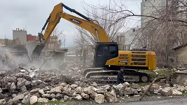 Siirt Kurtalan'da tehlike saçan metruk bina yıkıldı