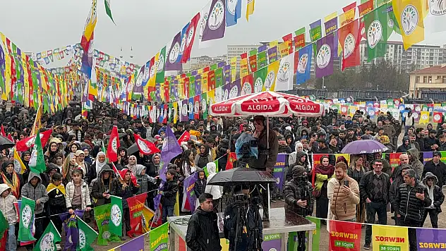 Siirt Kurtalan'da Yağmura Aldırış Etmeden Newroz Coşkuyla Kutlandı