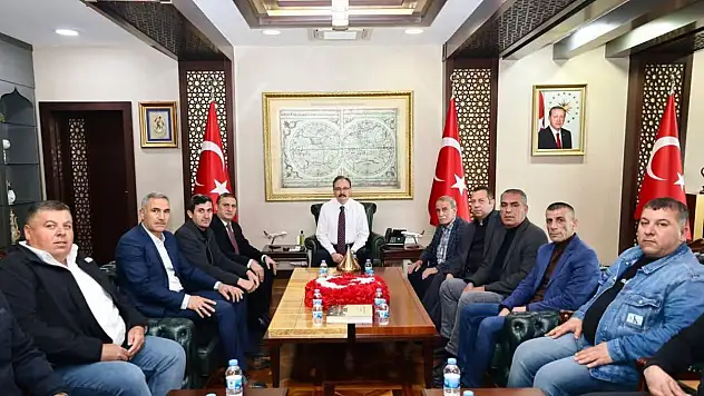 Siirt Kurtalan İlçesinde bulunan muhtarları, Vali Kızılkaya ile görüştü