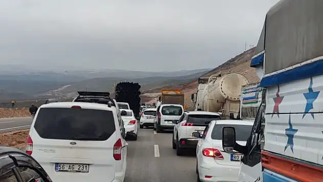 Siirt-Kurtalan Yolunda Araç Kuyruğu (VİDEOLU HABER)