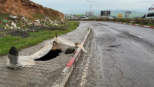 Siirt-Kurtalan yolunda kaldırım çöktü