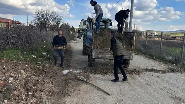 Siirt Kurtalanlı köylüler kendi yolunu onarıyor!