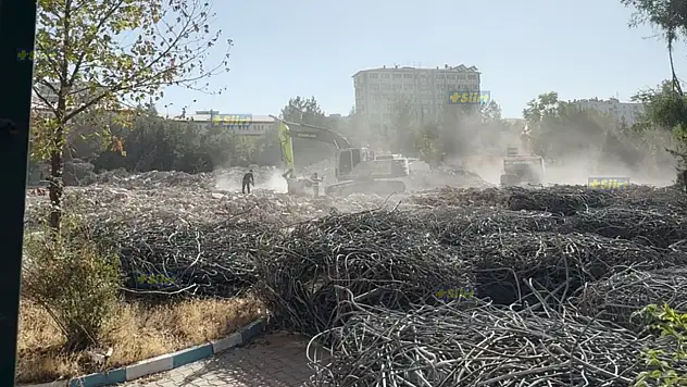 Siirt Lisesi'nin Yıkımı Sırasında Yükselen Toz, Vatandaşlara Zor Anlar Yaşattı