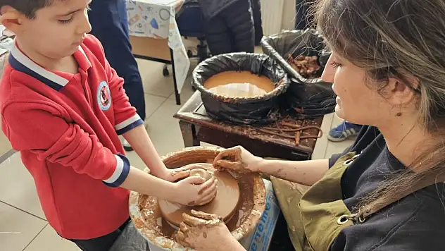 Siirt Mehmetçik İlkokulu 1-E Sınıfının Çömlek Yapımı Etkinliği