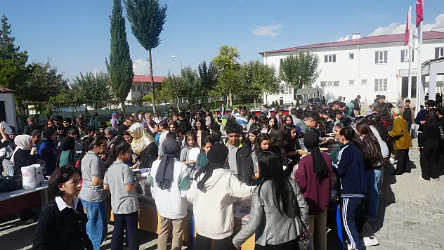 Siirt Milli Egemenlik Anadolu Lisesi'nden Gazze'ye Yardım Kermesi