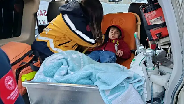 Siirt Pervari'de Damdan Düşen 7 Yaşındaki Çocuk Karla Mücadele Ekipleriyle Hastaneye Ulaştırıldı