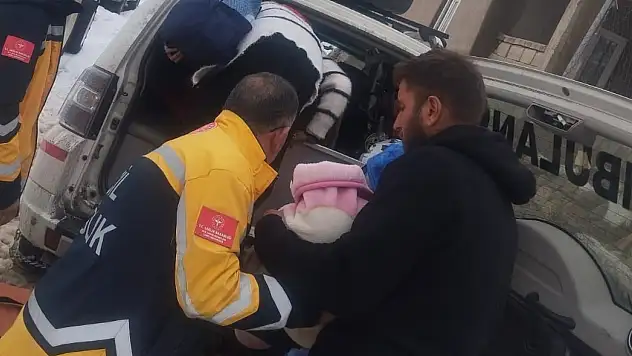 Siirt Pervari'de Hayat Mücadelesi: Kar Altında Biri Bebek İki Hasta Kurtarıldı