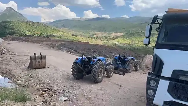 Siirt Pervari'de HES Protestosu: Suları Kesilen Köylüler Traktörlerle Yolu Kapattı
