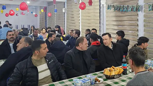 Siirt Pervari'de Kaymakam ve Belediye Başkanı Öğrencilerle İftar Sofrasında Buluştu