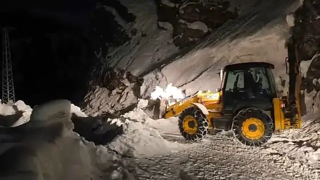 Siirt Pervari'de Köy Yoluna Çığ Düştü!