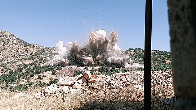 Siirt-Pervari Yolunda Dev Patlatma Kamerada: Sert Kayalar Saniyeler İçinde Parçalandı