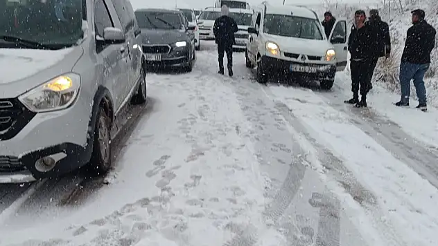 Siirt–Pervari yolunda zincirsiz araçlar mahsur kaldı: Zincir takanlar yoluna devam edebildi