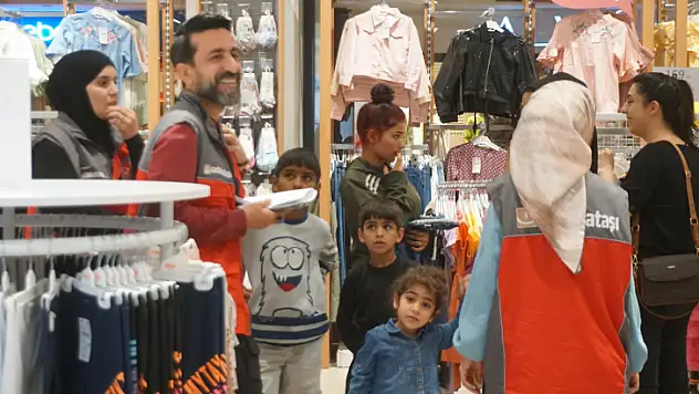 Siirt Sadaka Taşı Derneği'nden Bayram Öncesi Yüzlerce Yetim Çocuğa Bayramlık