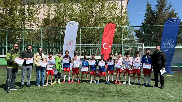 Siirt Sancaklar Ortaokulu Futbolda Bölge Şampiyonu Oldu