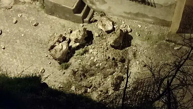 Siirt Şehir Merkezinde Heyelan Paniği: Evlerin Yanında Kaya Parçaları Yola Düştü! Yol Kapandı
