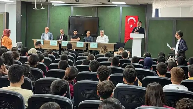 Siirt Şehit Polis Hayrettin Şişman Ortaokulu'nda Uzman Doktorlar Öğrencilerle Buluştu: Hekimlik Mesleğini Anlattılar