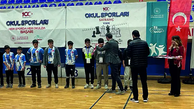 Siirt Şehit Polis Hayrettin Şişman Ortaokulu Satranç Takımı Göz Dolduruyor