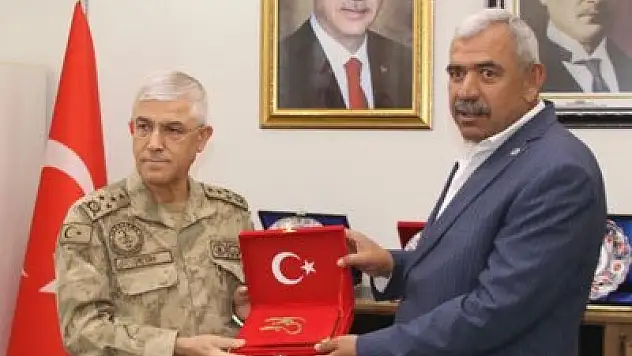 Siirt Şehit ve Gazi Aileleri Dernekler Federasyon Başkanı Baki Olgaç,  Van Jandarma Asayiş Kolordu Komutanı   Tümgeneral Tanrıverdi'yi Ziyaret Etti