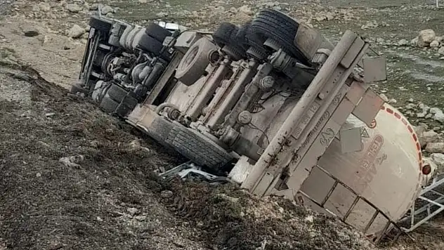 Siirt-Şırnak karayolunda tanker devrildi: Sürücü yaralandı
