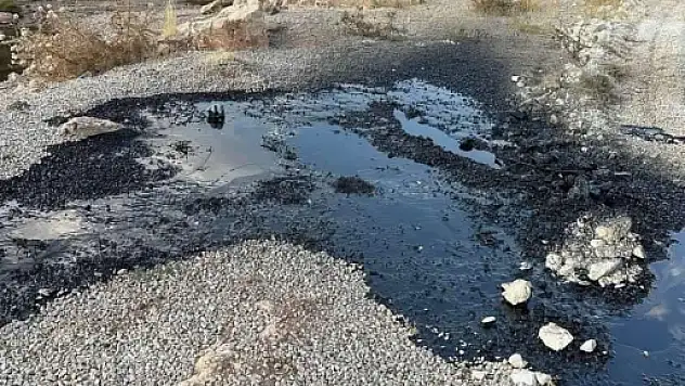 Siirt-Şırnak Yolundaki Dereye 'Petrol Maddesi' Dökülüyor!