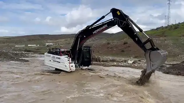 Siirt Şirvan'da çöken köprüyü onarma çalışmaları devam ediyor