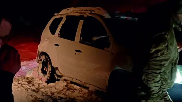 Siirt-Şirvan Köy Yolunda Mahsur Kalan Aileyi Karayolları Ekipleri Kurtardı