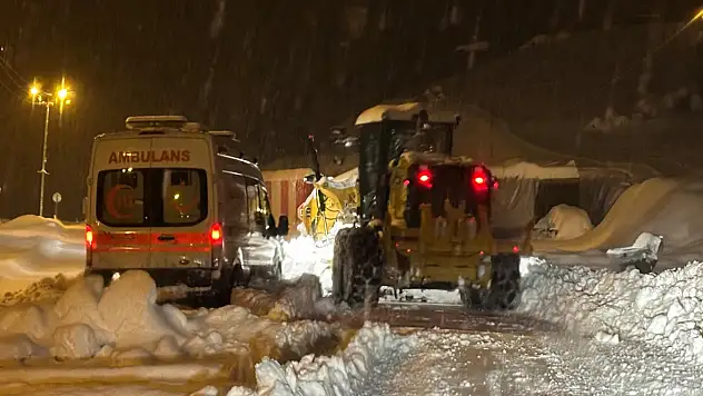 Siirt Şirvan Üçyol'da Hastasıyla Mahsur Kalan Ambulans 3 Saatte Kurtarıldı