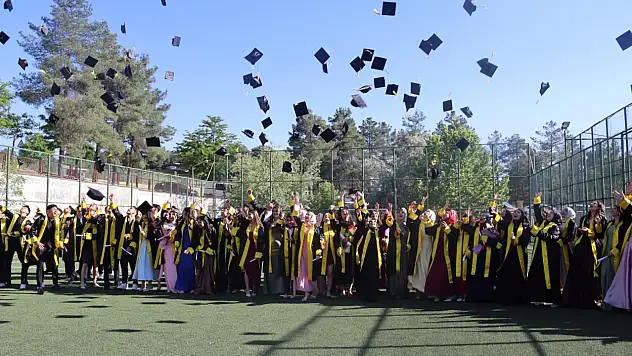 Siirt Sosyal Bilimler Lisesi'nde Mezuniyet Heyecanı