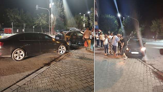 Siirt'te 15 Temmuz Meydanı'nda İki Otomobil Çarpıştı