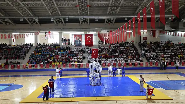 Siirt'te 19 Mayıs Coşkusu: Gençlik ve Spor Bayramı Törenlerle Kutlandı