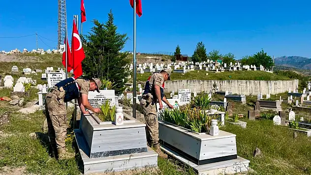 Siirt'te 196 şehit mezarının bakım ve onarımı yapıldı, bayraklar yenilendi