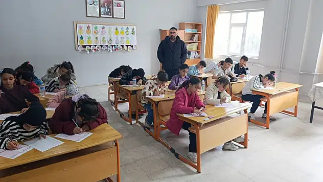 Siirt'te 2 Bin Öğrenci Aynı Anda Sınava Girdi