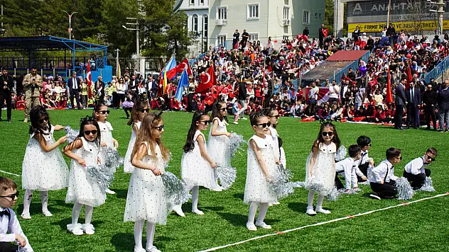 Siirt'te 23 nisan coşkusu: Tribünler doldu, kutlamalar renkli geçti