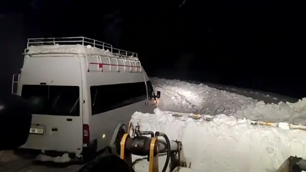 Siirt'te 39 köy yolu ulaşıma kapandı: 69 yaşındaki hasta 3 saatlik çalışmayla hastaneye ulaştırıldı