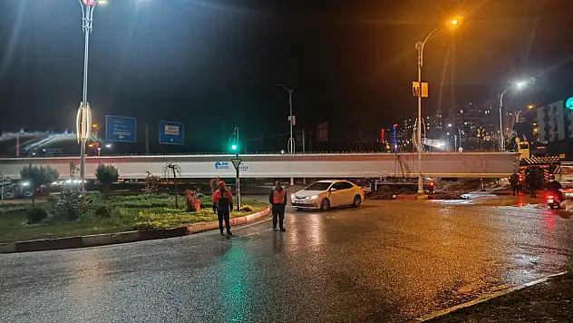 Siirt'te 50 Metrelik Köprü Kirişi Ford Kavşağı'nda Sıkıştı, Trafik Aksadı