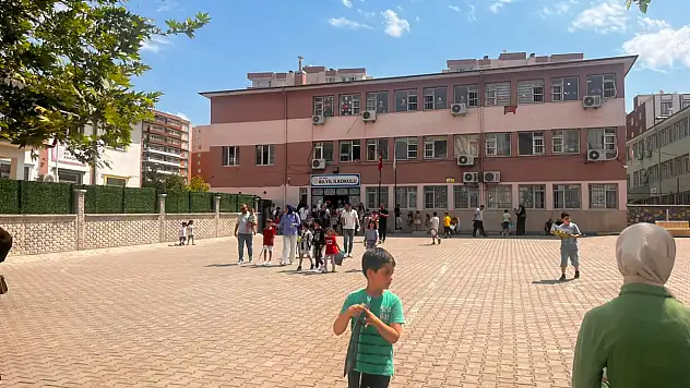 Siirt'te 92 Bin 500 Öğrenci Karne Sevinci Yaşadı