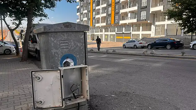 Siirt'te Açık Bırakılan Elektrik Panosu Tehlike Saçıyor