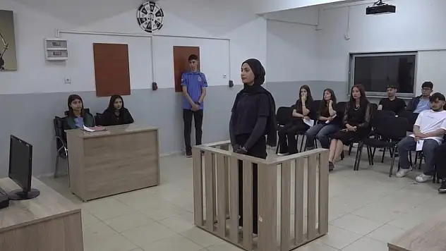 Siirt'te Adalet Bölümü Öğrencileri Temsili Duruşma Düzenledi