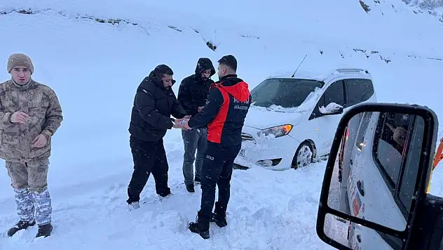 Siirt'te AFAD ekiplerinden yolda mahsur kalan vatandaşlara kumanya desteği