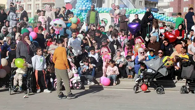 Siirt'te Aile Festivali'nde yüzlerce çocuk doyasıya eğlendi