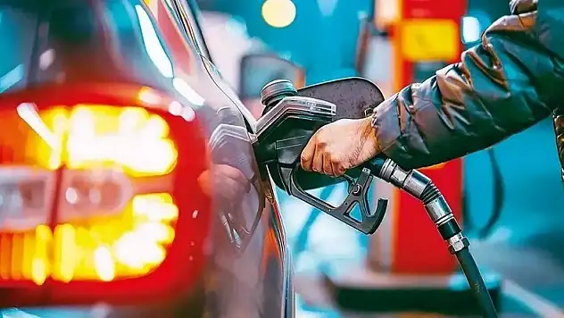 Siirt'te Akaryakıt Fiyatları Güncellendi: Motorin 77 TL Sınırında! İşte İstasyona Göre Fiyatlar