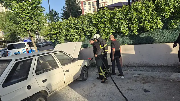 Siirt'te Alev Alan Araç İtfaiye Ekiplerince Söndürüldü