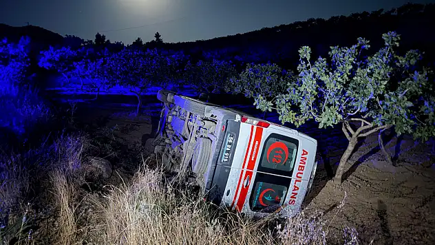 Siirt'te Ambulans Şarampole Devrildi