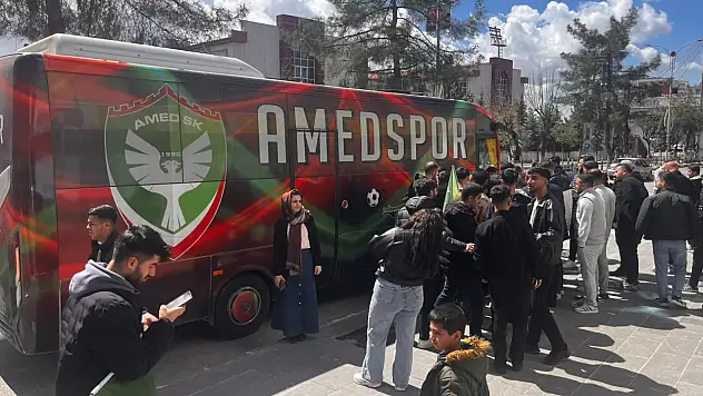 Siirt'te Amedspor Coşkusu: Taraftarlar Halaylarla Diyarbakır'a Uğurlandı